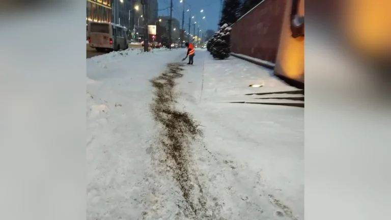 За сутки в Краснодаре от гололеда обработали более 1,2 км дорог