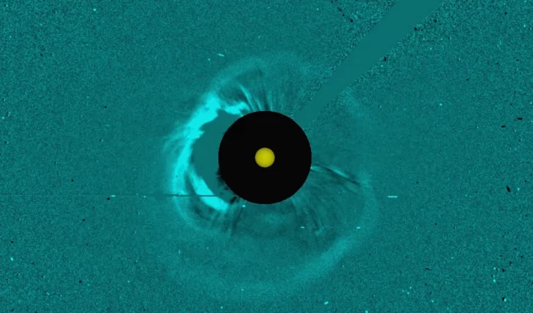 Выброс плазмы с Солнца ударит по Земле в полдень 20 января