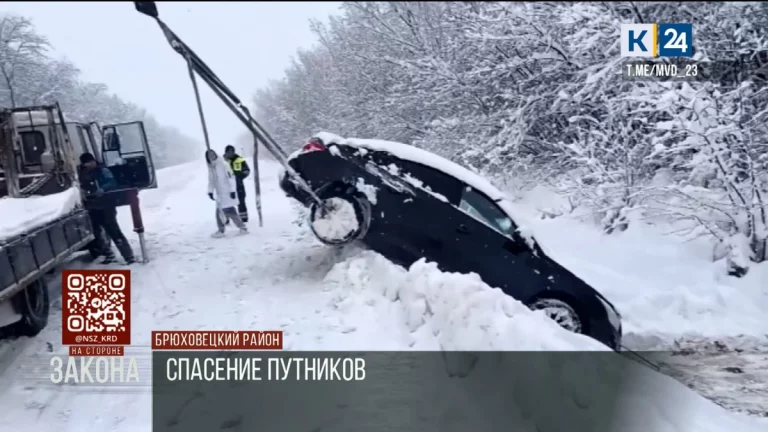 На Кубани полицейские помогли женщине-водителю, вылетевшей на трассе в кювет