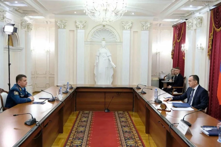 Кондратьев встретился с новым начальником ГУ МЧС Кубани Клушиным