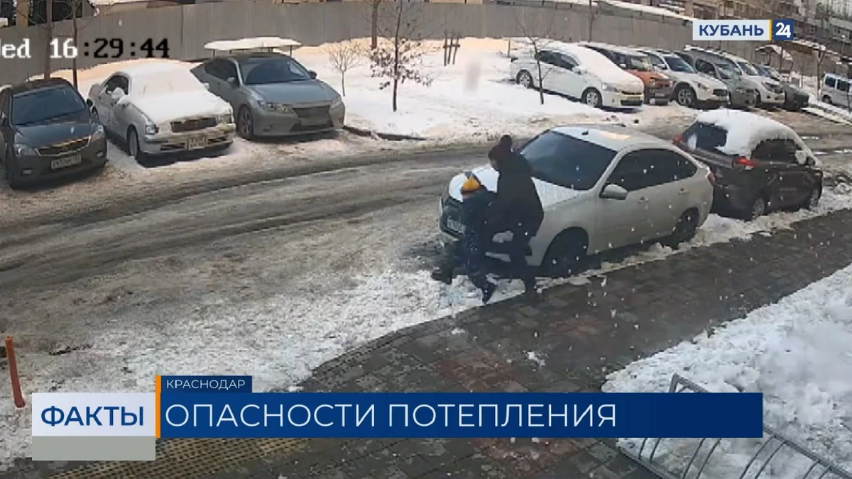 Глыба льда чуть не упала на женщину с ребенком в Краснодаре