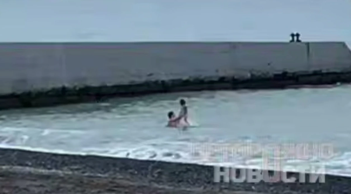 В Сочи полиция ищет мужчину, насильно окунавшего своих детей в море зимой