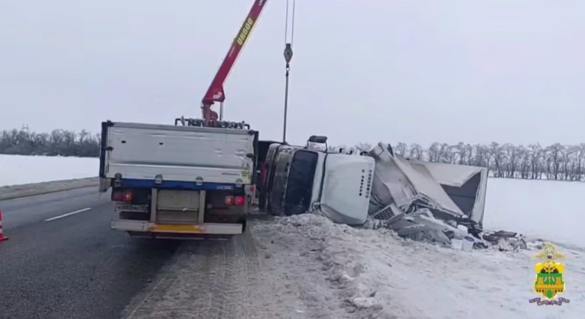 На Кубани многотонный грузовик вылетел с дороги и перевернулся из-за гололеда