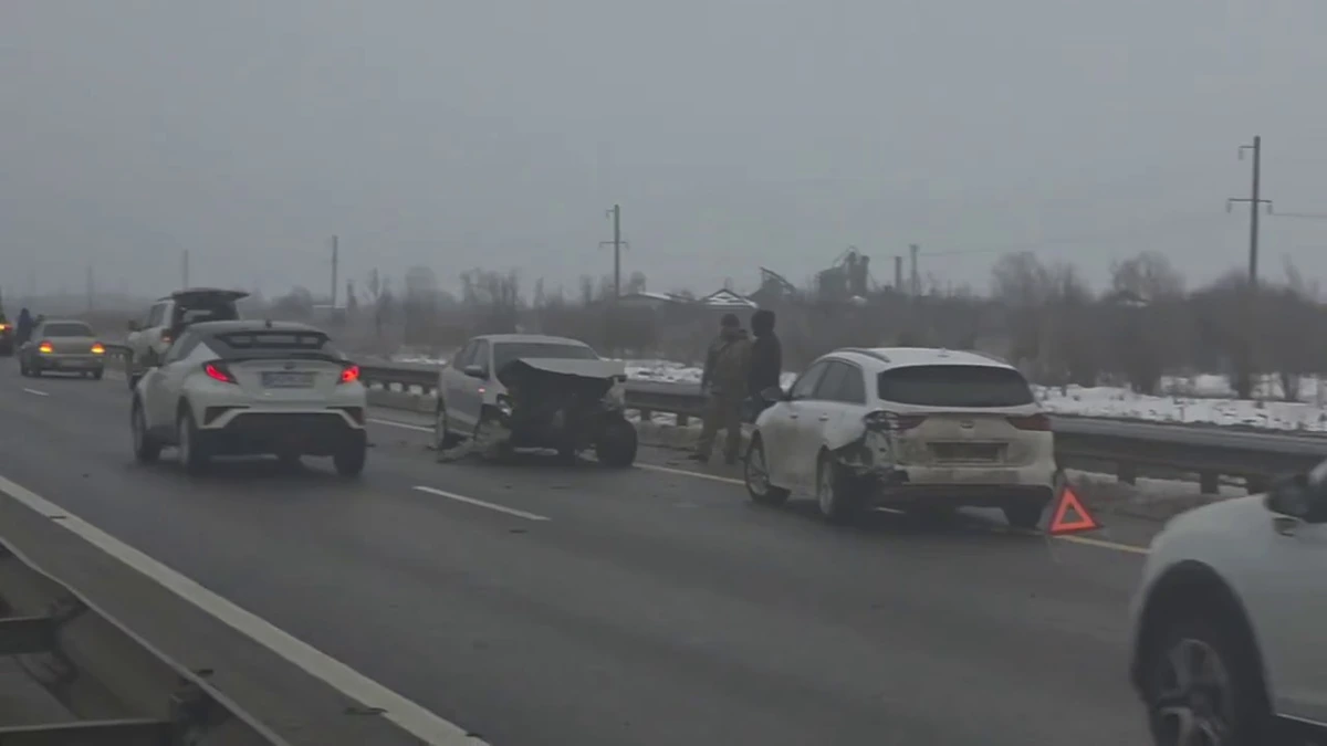 Около 20 машин столкнулись на обледеневшей трассе под Горячим Ключом