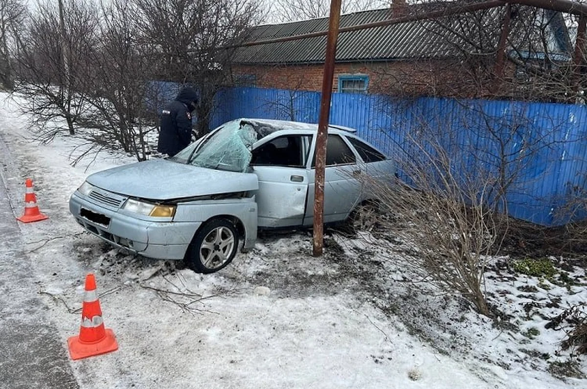 На Кубани легковушка врезалась в столб, пострадали два человека