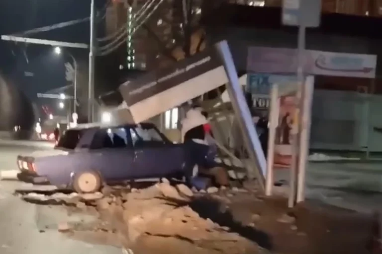 Легковушка снесла троллейбусную остановку в Краснодаре