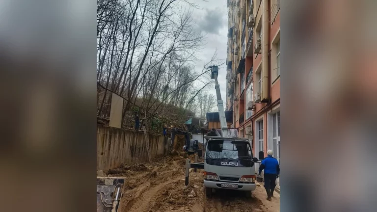 В Сочи спасатели вывезли 400 куб. метров земли после оползня на Петрозаводской