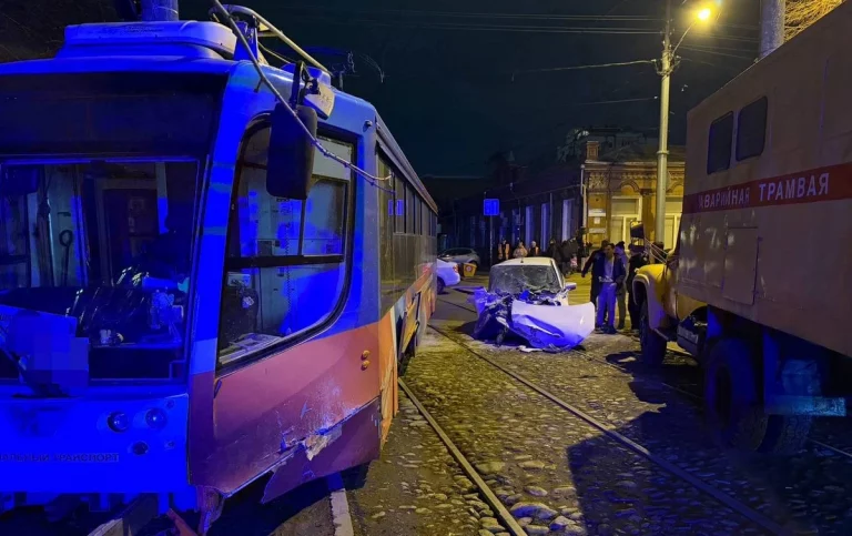 Легковушка снесла с рельсов трамвай в Краснодаре, пострадали три человека