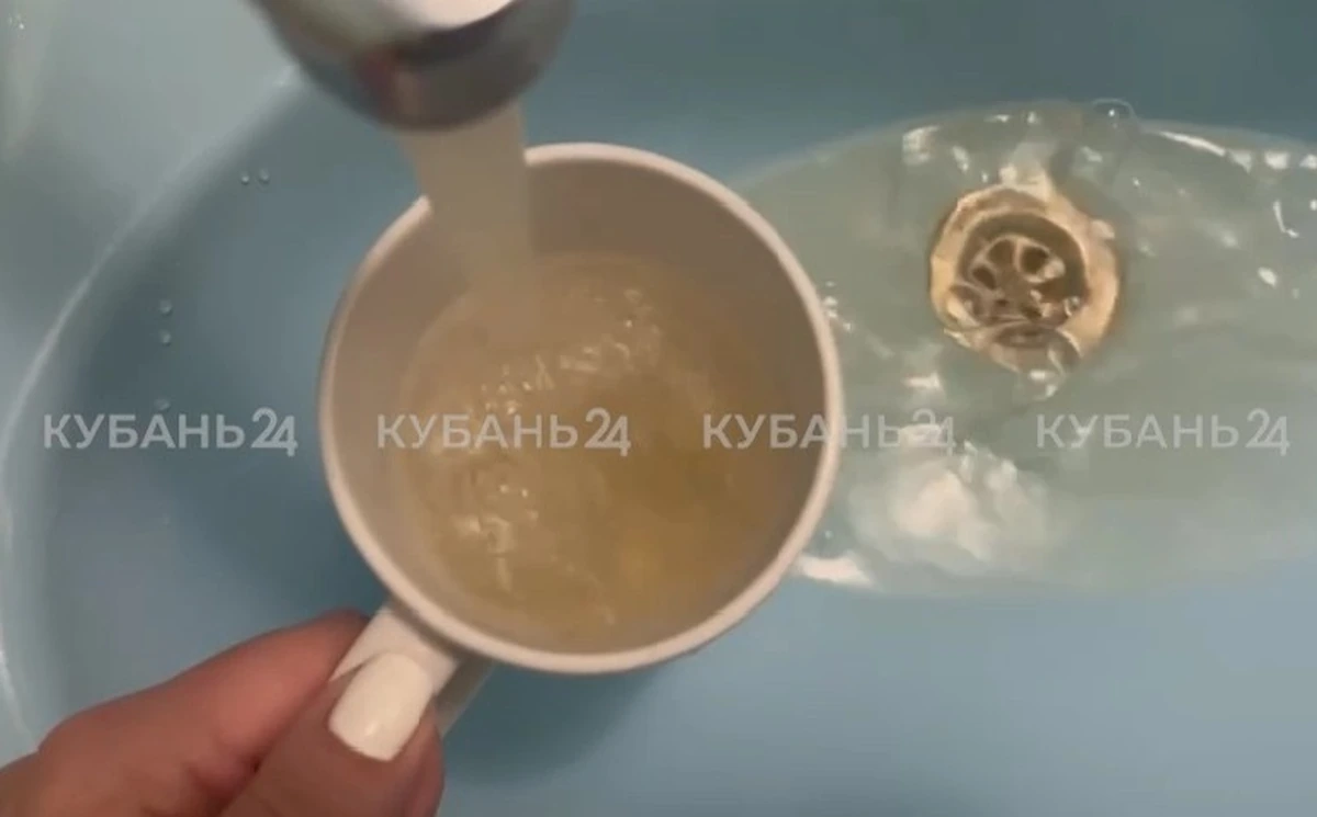 В МЦУ объяснили, почему из кранов в домах жителей Краснодара течет рыжая вода