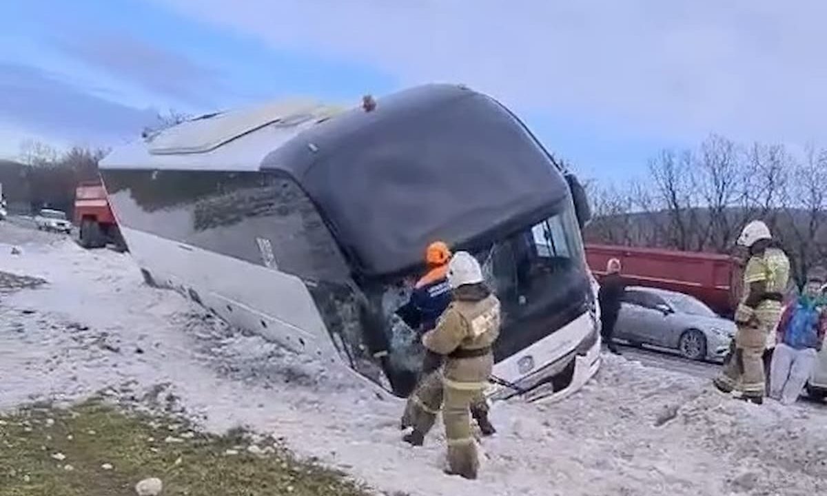 На Кубани 23 человека оказались заблокированы в съехавшем в кювет автобусе