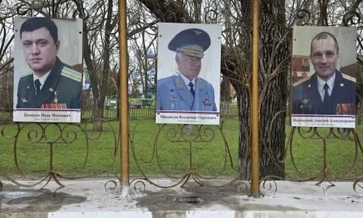 Вандалы осквернили портреты Героев России на Доске почета в Ейске