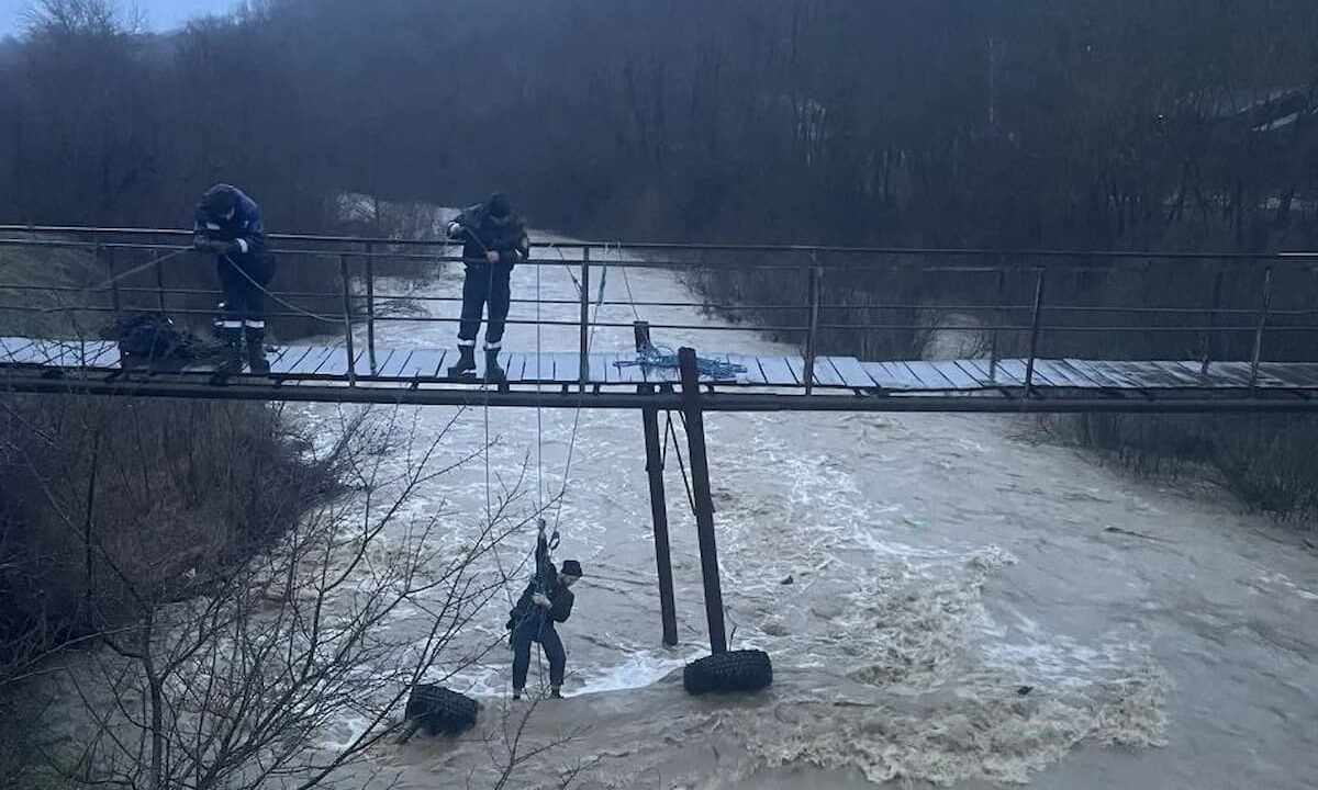 Машину снесло потоком воды при переправе через реку в Северском районе