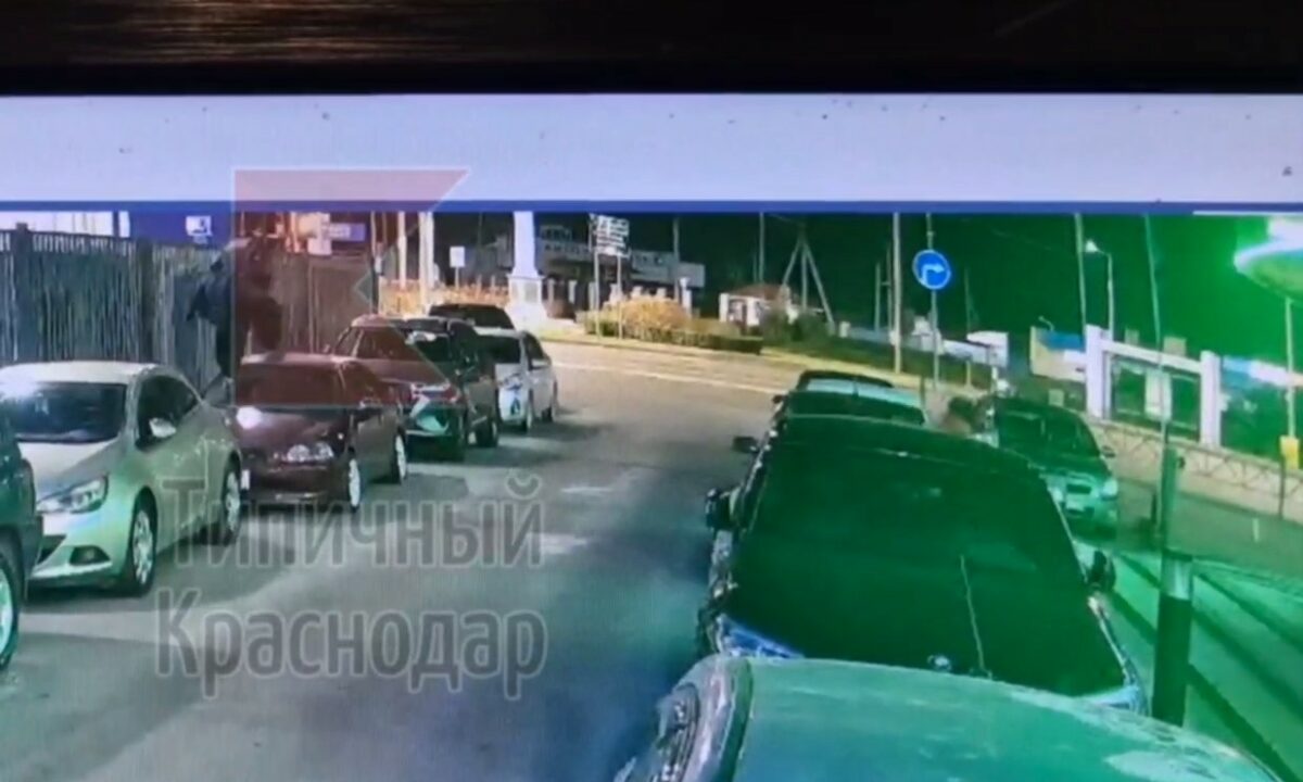 Полиция ищет хулигана, прогулявшегося по капотам и крышам машин в Краснодаре