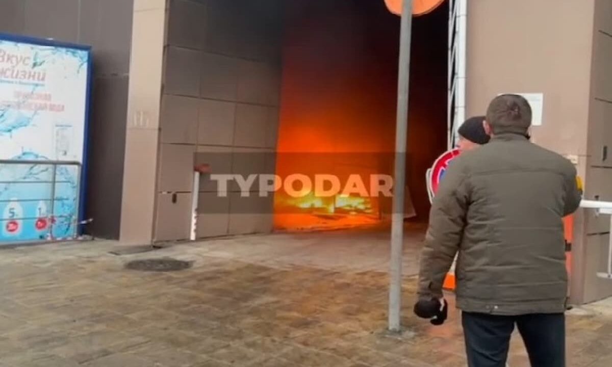 В Краснодаре 10 детей и 20 взрослых эвакуировали во время пожара в многоэтажке