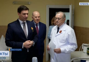 Александр Руденко посетил госпиталь ветеранов в День защитника Отечества