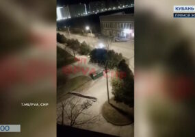 В Анапе сильный ветер сорвал часть кровли здания и снес несколько деревьев