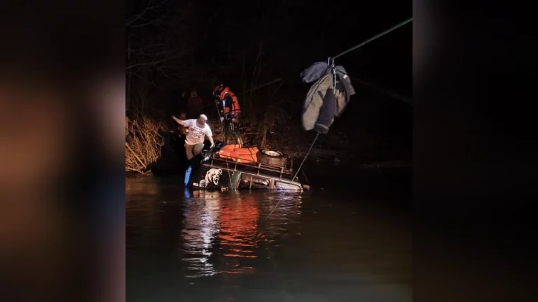 Трое мужчин едва не утонули вместе с машиной в горной реке в Абинском районе