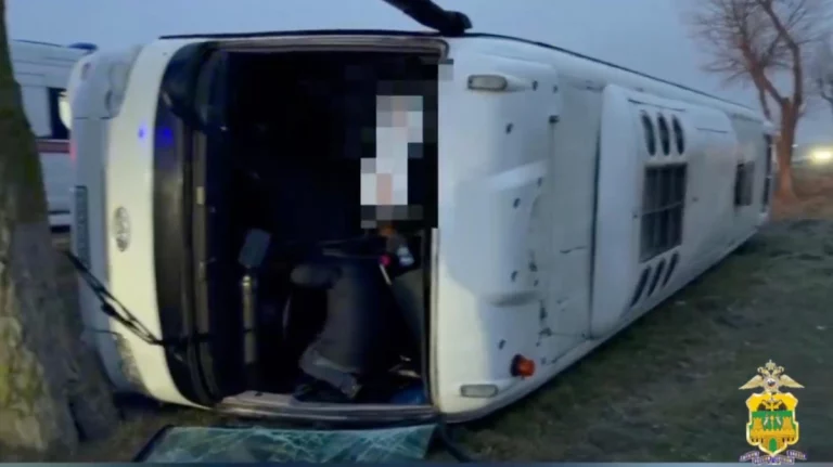 Под Анапой ветер в гололедицу перевернул вахтовый автобус, есть пострадавший