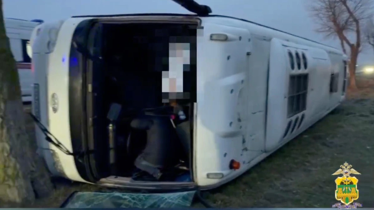 Под Анапой ветер в гололедицу перевернул вахтовый автобус, есть пострадавший