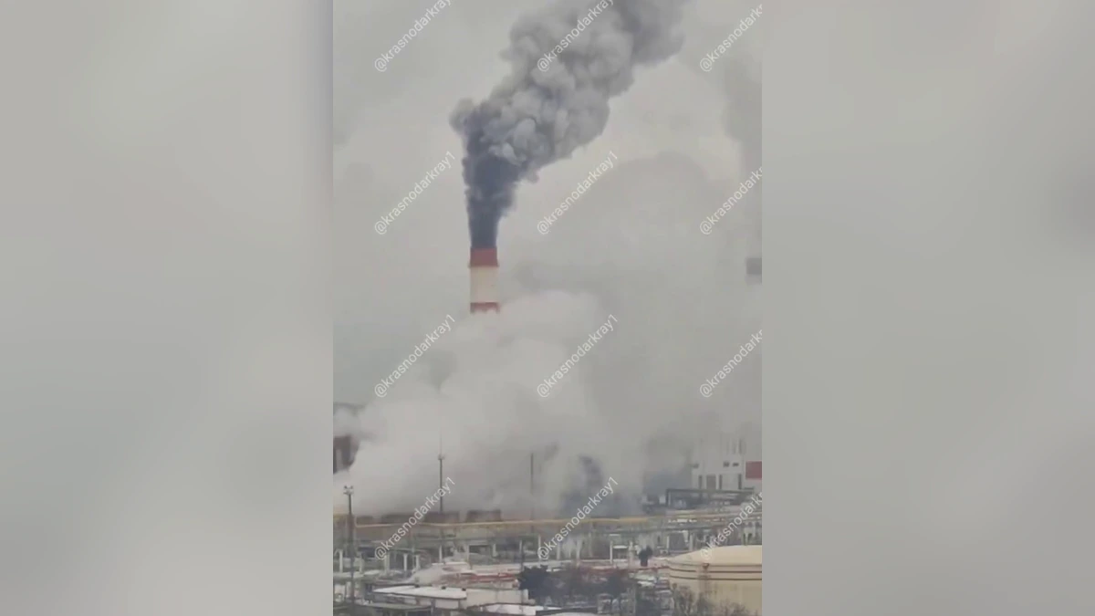 В МЦУ Краснодара объяснили, почему из трубы ТЭЦ повалил черный дым