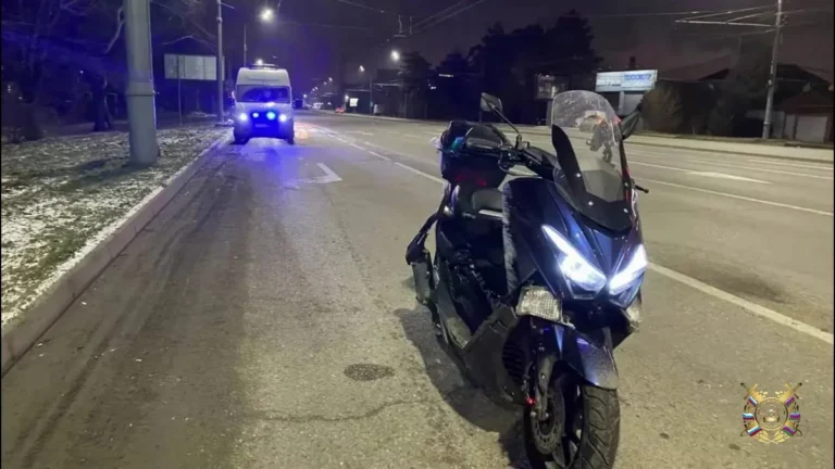 В Краснодаре мотоциклист без шлема погиб, врезавшись в опору ЛЭП