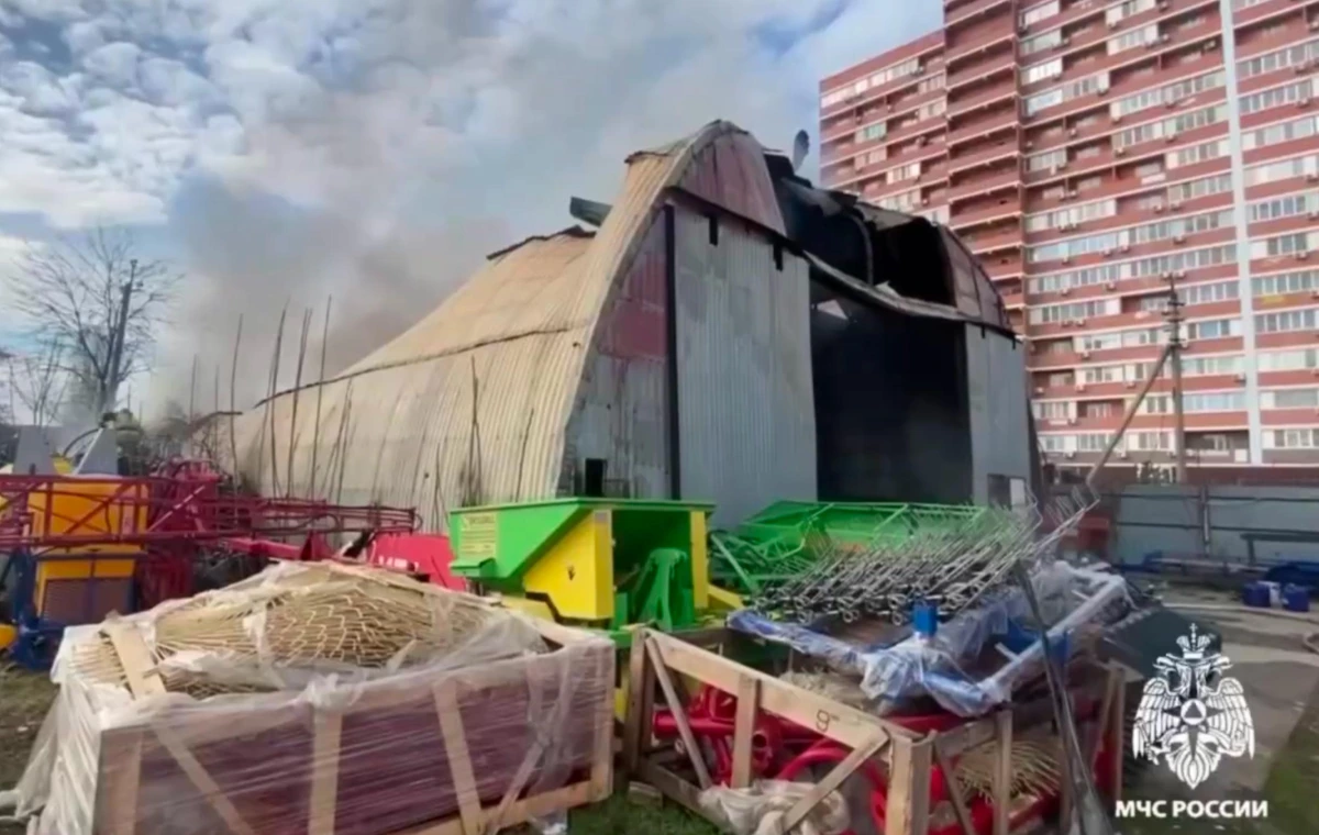 Более 50 человек тушат крупный пожар в ангаре на западе Краснодара