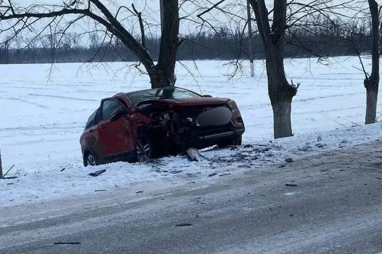Четырехлетнюю девочку госпитализировали после столкновения легковушек на Кубани
