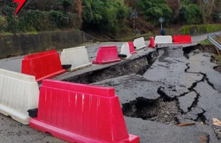 Обвал дороги произошел на двух улицах в Сочи