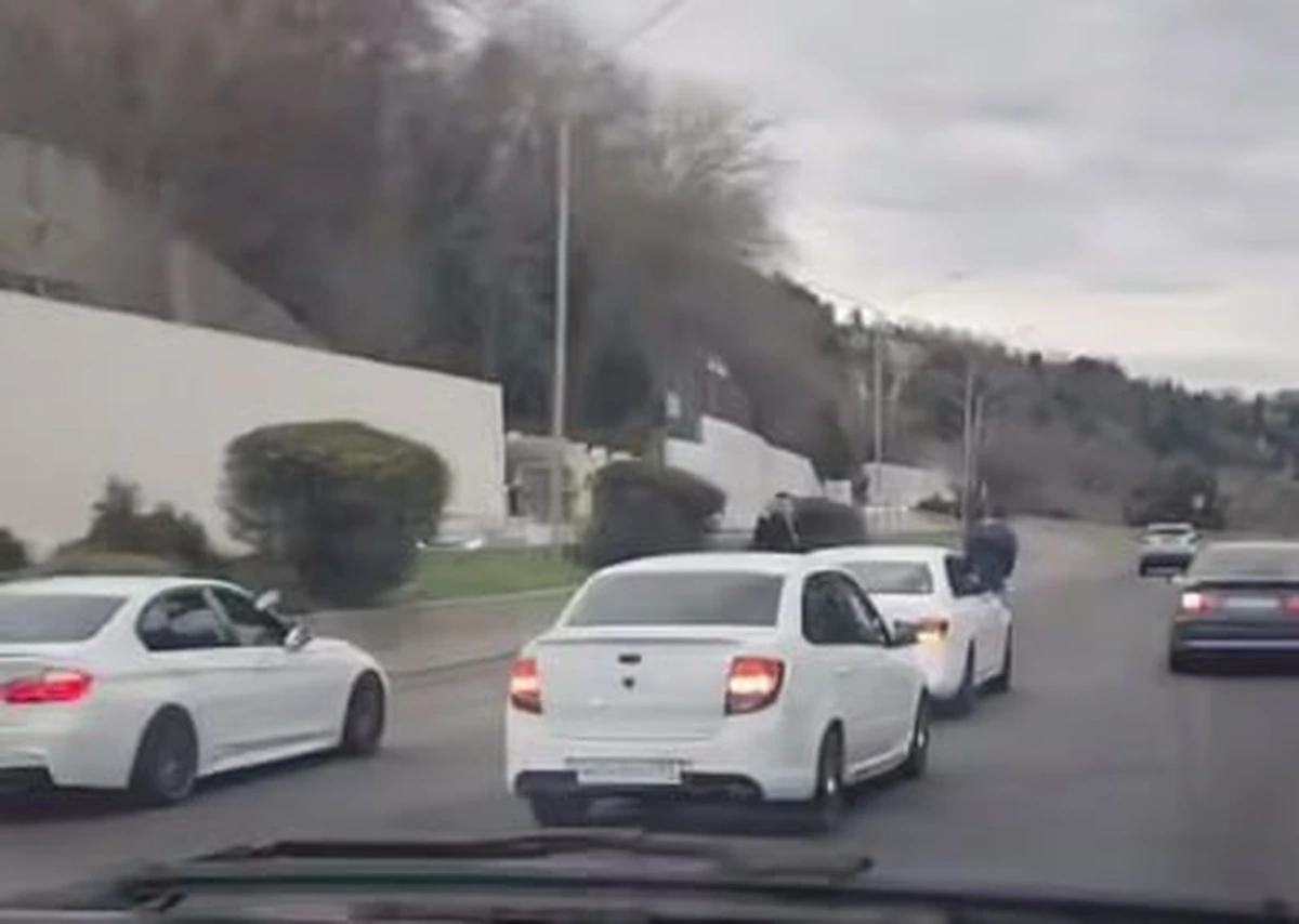 Свадебный кортеж устроил опасные маневры на трассе в Сочи