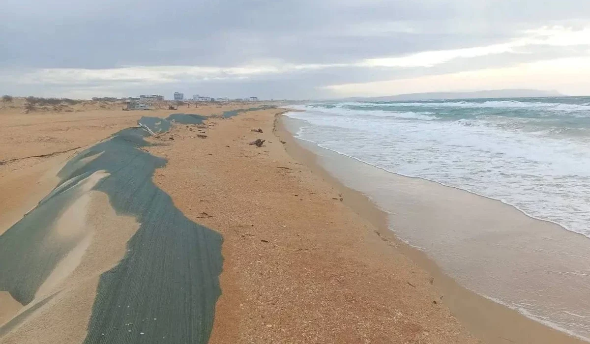 Море размыло песок и обнажило старые выбросы мазута на побережье Анапы