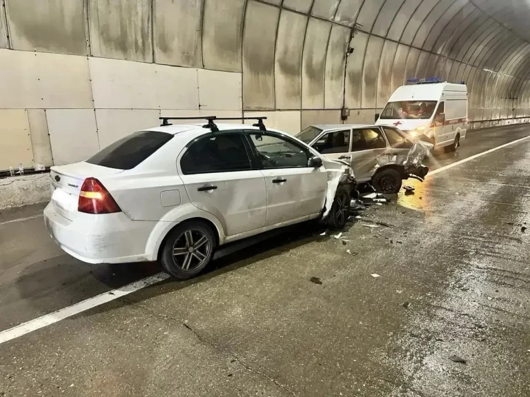 Водитель «ВАЗа» устроил лобовое ДТП в тоннеле в Сочи, пострадал ребенок