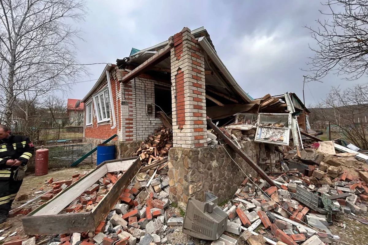 Один человек находится под завалами после хлопка газа в Северском районе