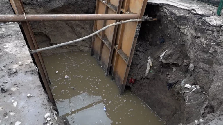 Из-за провала движение на улице Садовой в Краснодаре ограничили до 21 февраля