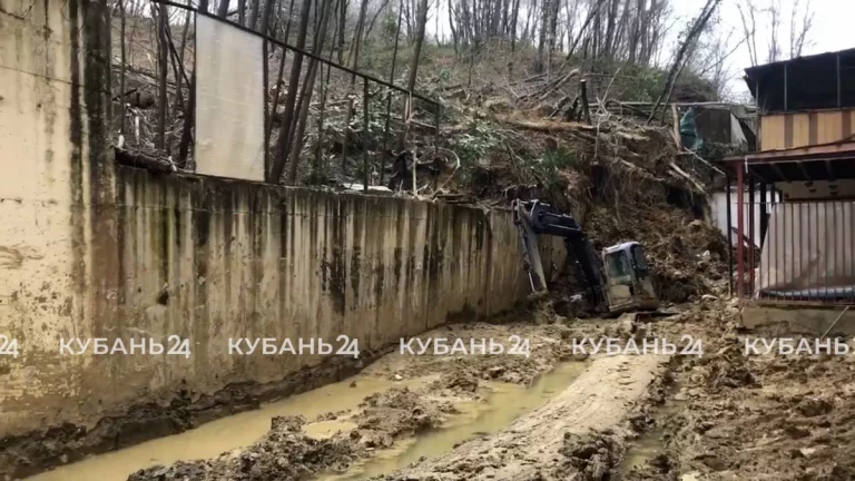 В Сочи грунтовые воды попали в квартиру дома на Петрозаводской из-за оползня