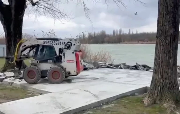 В Краснодаре демонтируют бетонную площадку возле озера Старая Кубань в ГМР