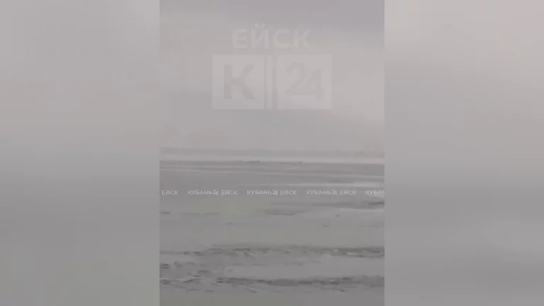В Ейске нашли причал, унесенный ветром в море вместе с огромной льдиной