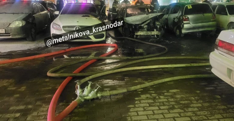 Припаркованные автомобили загорелись ночью на улице Метальникова в Краснодаре