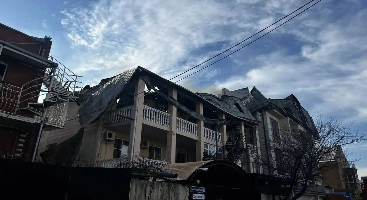 Частные дома загорелись в Геленджике, огонь охватил 500 кв. метров