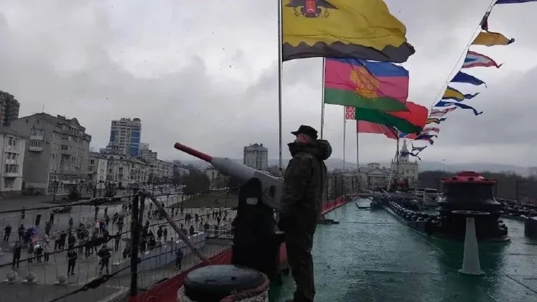 Крейсер «Михаил Кутузов» в Новороссийске дал памятный залп