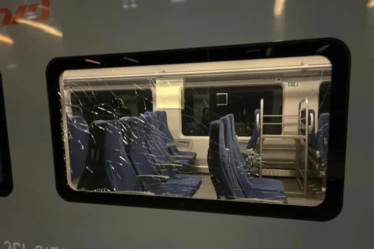 В Сочи школьник разбил стекла в вагонах, бросая камни через проходящие поезда