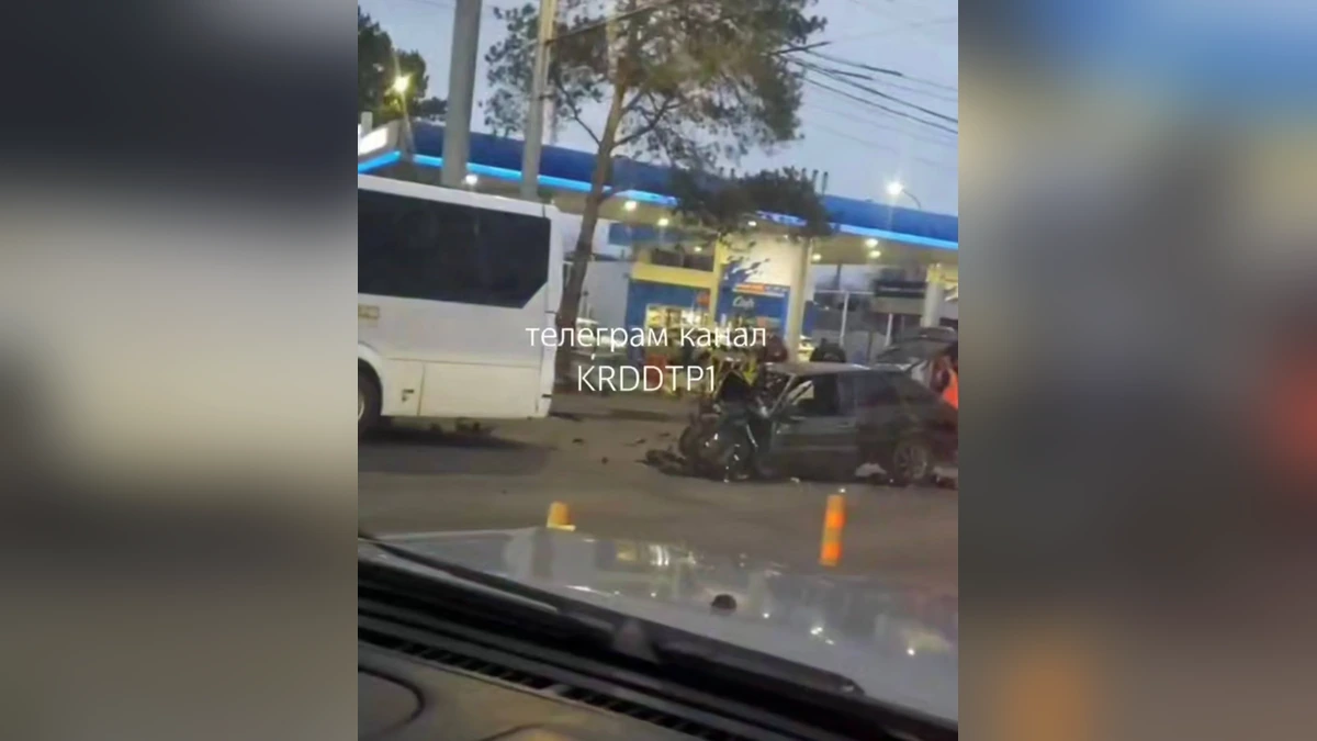 Два человека пострадали в столкновении автобуса и легковушки в Краснодаре