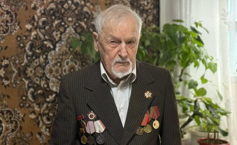 Кондратьев поздравил со 101-летием ветерана из Новокубанского района