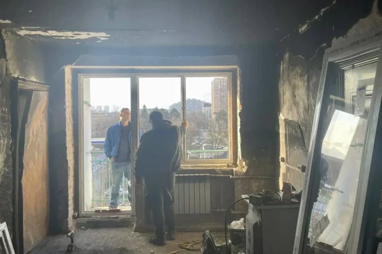 В Краснодаре приступили к замене окон, поврежденных осколками беспилотника