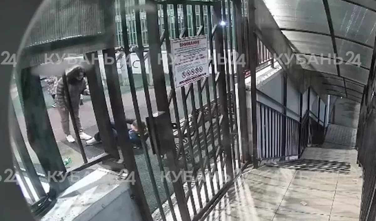 В Краснодаре женщина избила школьников, обидевших ее дочь на детской площадке