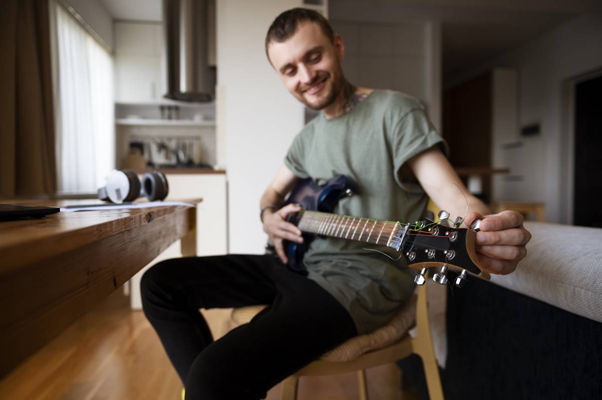https://ru.freepik.com/free-photo/young-man-playing-guitar-home_17193749.htm#fromView=search&page=1&position=0&uuid=63040507-71b6-4d78-90b7-c964b8a2be51&query=%D0%BC%D1%83%D0%B6%D1%87%D0%B8%D0%BD%D0%B0+%D0%B8%D0%B3%D1%80%D0%B0%D0%B5%D1%82+%D0%A0%D0%BE%D0%BA-%D0%BD-%D1%80%D0%BE%D0%BB%D0%BB