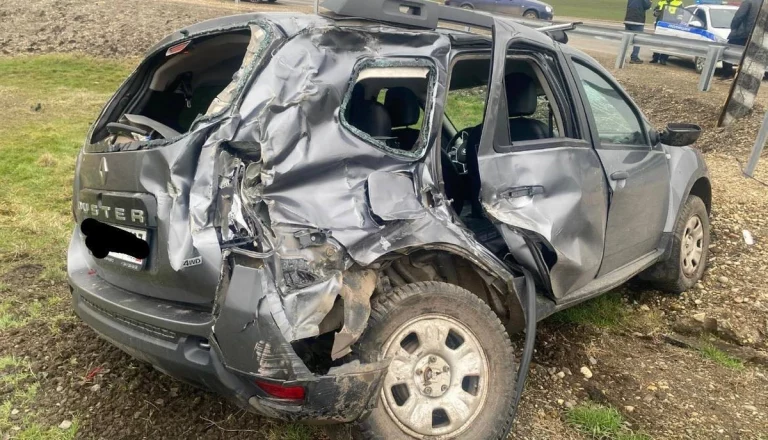 В Усть-Лабинске пенсионер на иномарке влетел под поезд, пострадали двое