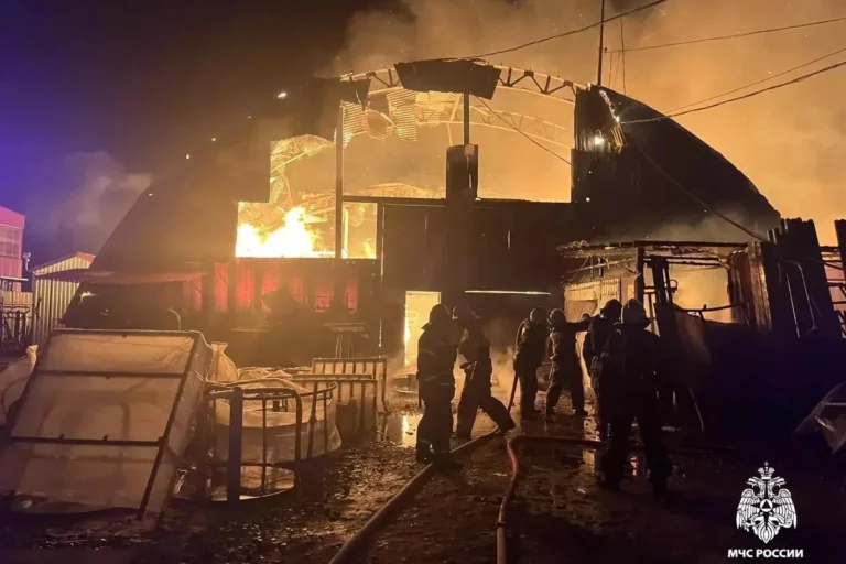 Ангар с пластиком сгорел на 600 «квадратах» в хуторе под Краснодаром