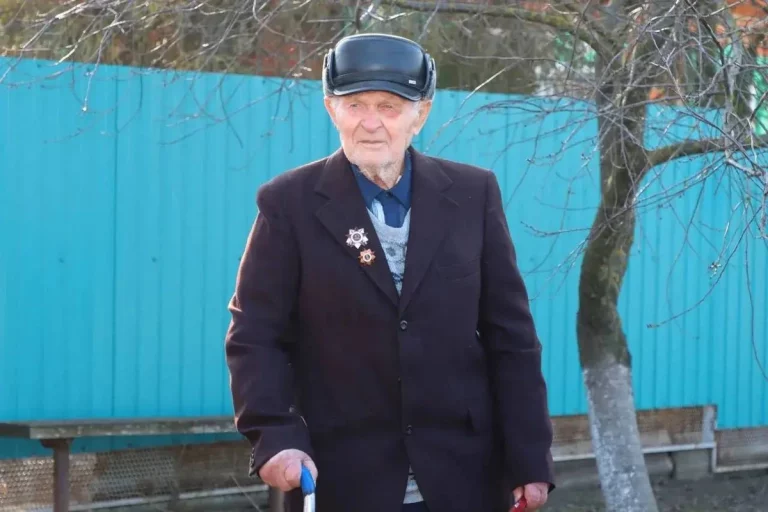 Кондратьев поздравил с вековым юбилеем ветерана из Брюховецкого района