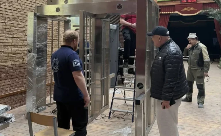 После стрельбы в Анапском техникуме установили полноростовые турникеты