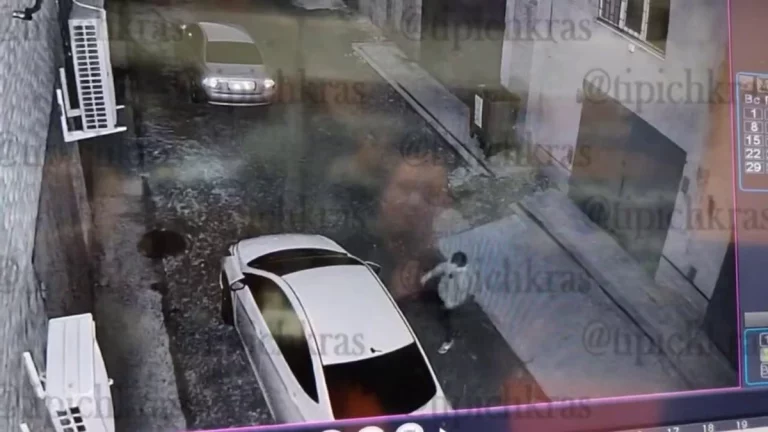 Полиция ищет хулигана, повредившего порядка 15 машин на парковке ЖК в Краснодаре